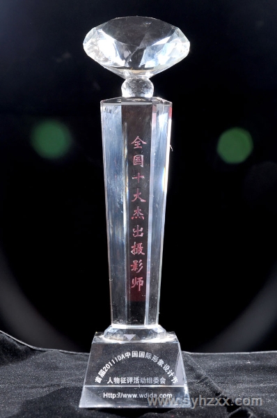 我校燕子老师荣获＂国际ＩＰＣＡ化妆造型名师＂奖杯